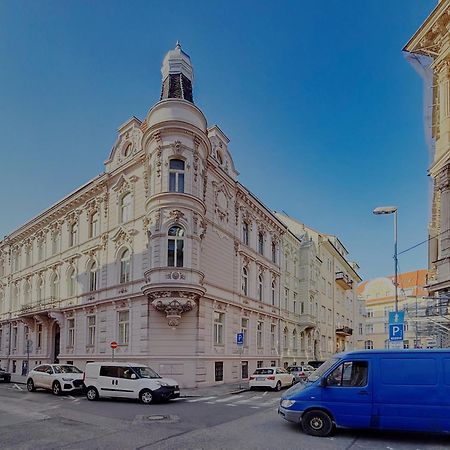 Beautiful Condo At The Old Town Братислава Екстер'єр фото